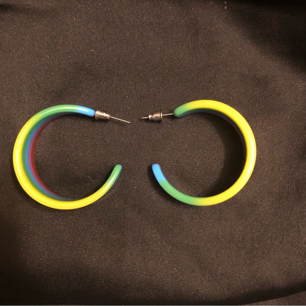 VINTAGE! Plastic rainbow hoop earrings - Picture 2 of 7